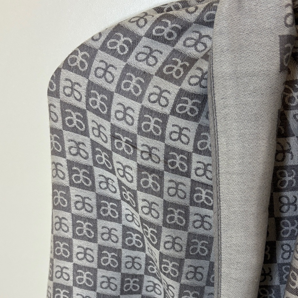 Beautiful Gray Patterned Scarf - Picture 3 of 4